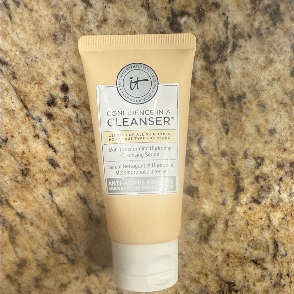 IT Cosmetics Confidence in a Cleanser - Cream